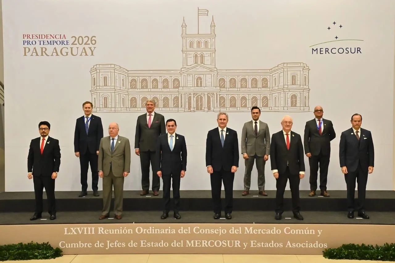 El canciller argentino Pablo Quirno destaca la necesidad de modernizar el bloque con un arancel más simple, convergencia regulatoria y mayor apertura al mundo para mejorar la competitividad de sus miembros, durante la LXVIII reunión del Consejo del Mercado Común en Asunción. Créditos: Pablo Quirno.
