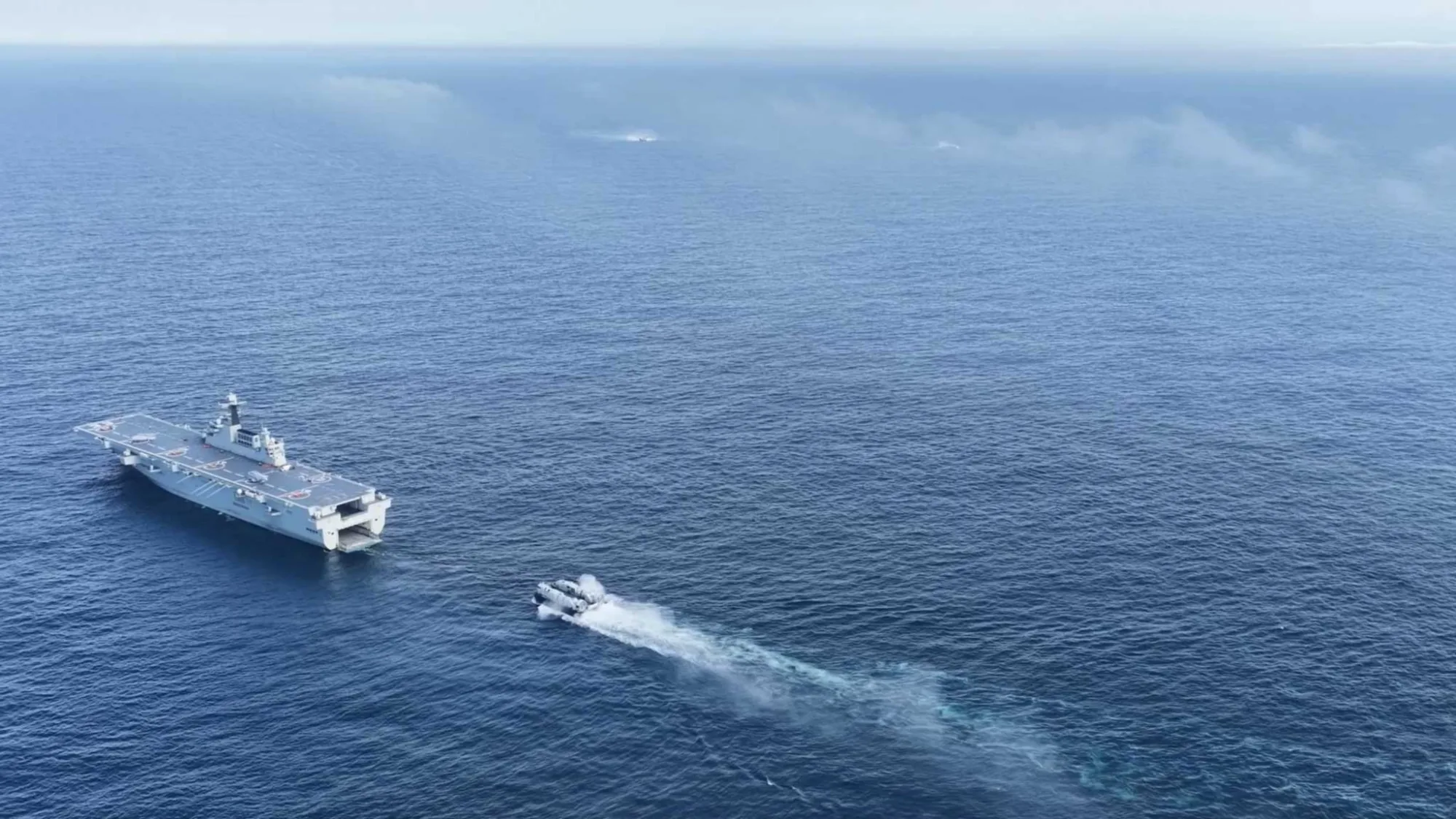 Regreso del grupo de tareas del portaaviones Liaoning a Qingdao el 22 de junio tras más de 40 días de entrenamiento orientado al combate en el Mar del Sur de China y el Pacífico Occidental. Créditos: Armada de China.