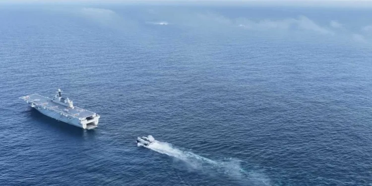 Regreso del grupo de tareas del portaaviones Liaoning a Qingdao el 22 de junio tras más de 40 días de entrenamiento orientado al combate en el Mar del Sur de China y el Pacífico Occidental. Créditos: Armada de China.