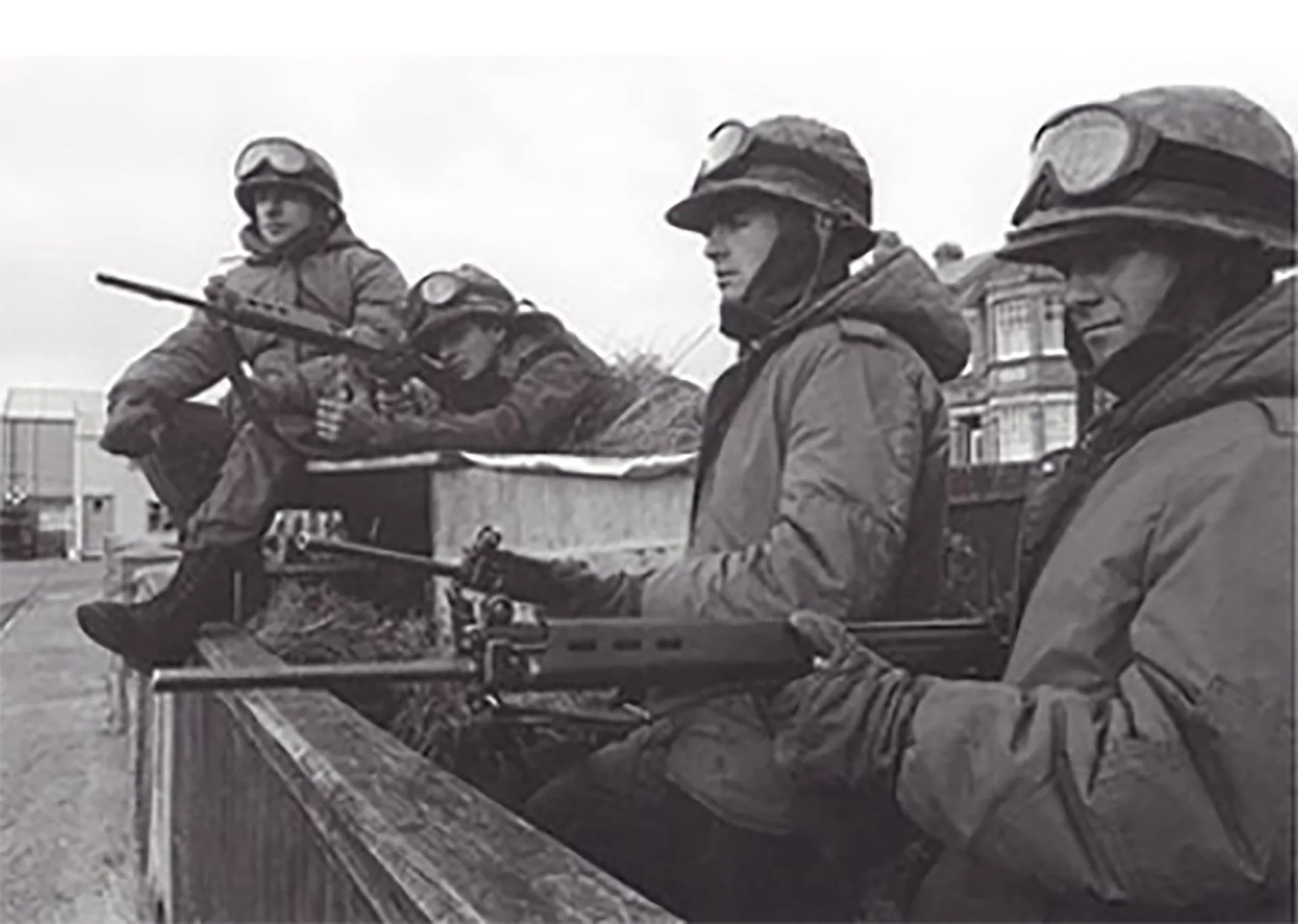 Soldados argentinos armados con fusiles FAL, tras el desembarco en Malvinas