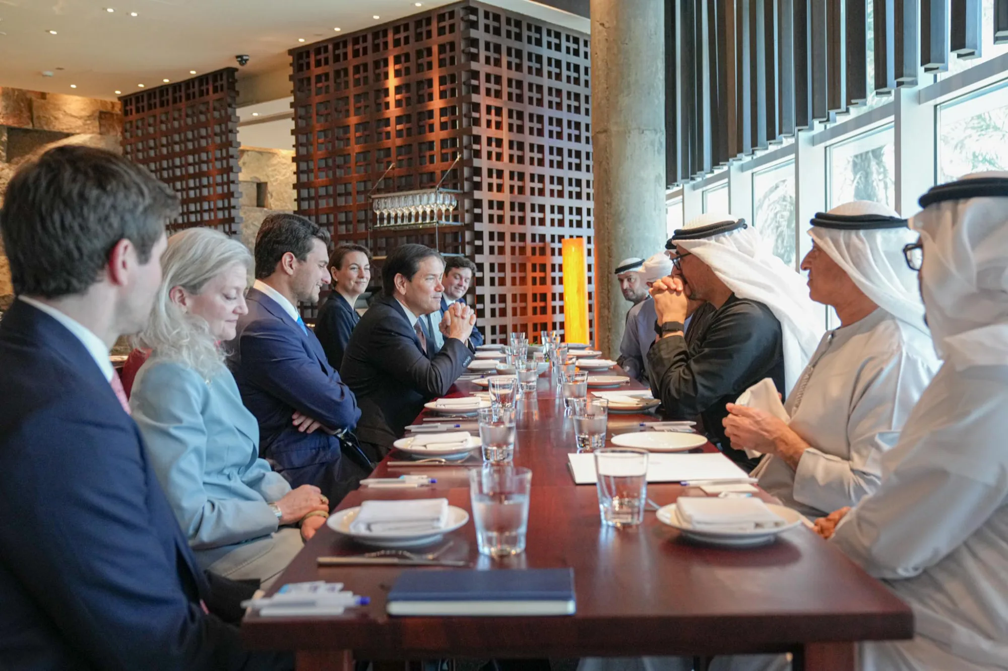 Reunión con el presidente de los Emiratos Árabes Unidos, Mohamed Bin Zayed en Abu Dabi, donde discutieron el Acuerdo de Memorando de Entendimiento del presidente Trump con Irán. Créditos: Marco Rubio.
