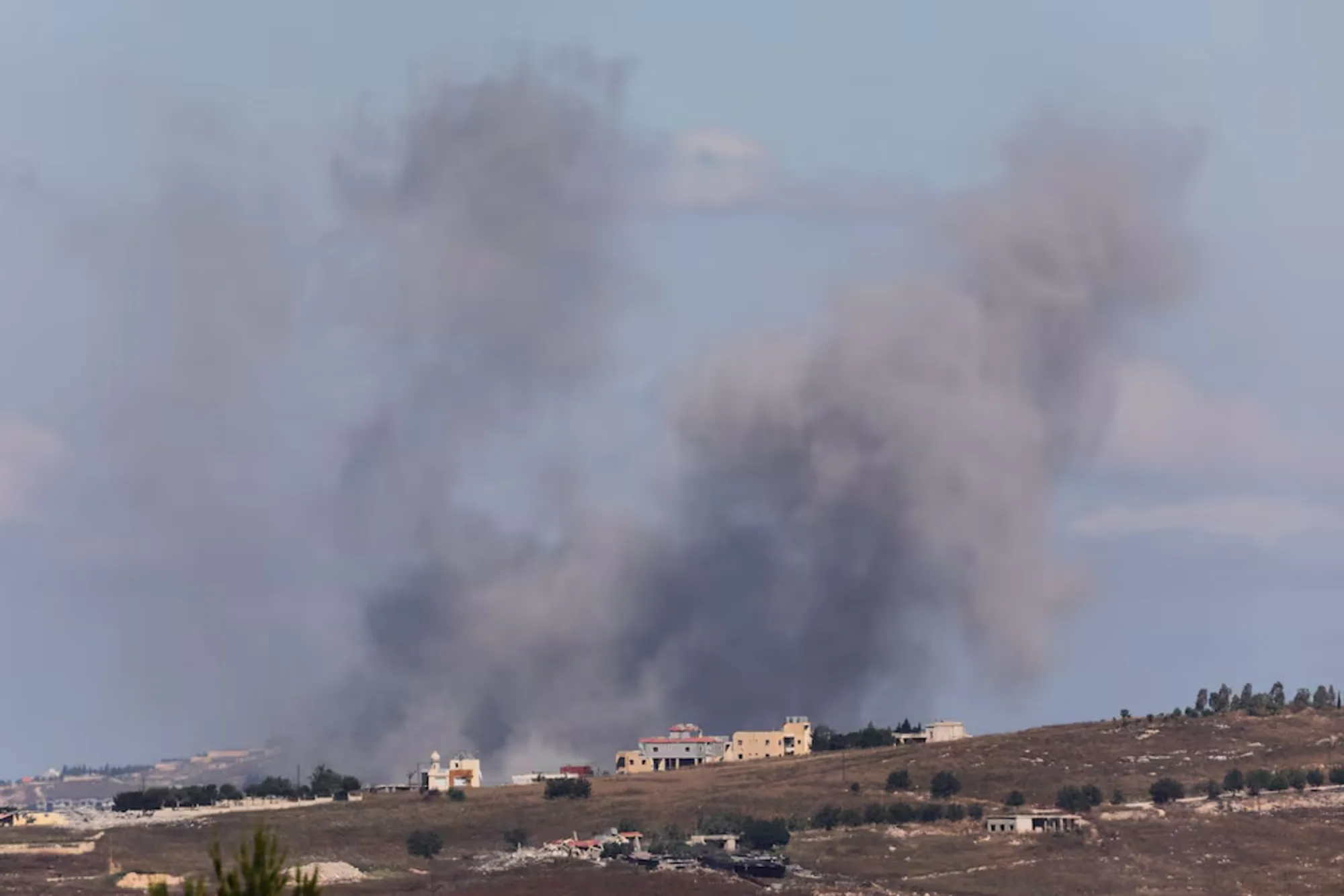 El humo se eleva desde el sur del Líbano tras un ataque israelí, visto desde Marjayoun, Líbano, el 19 de junio de 2026. Créditos: Reuters.