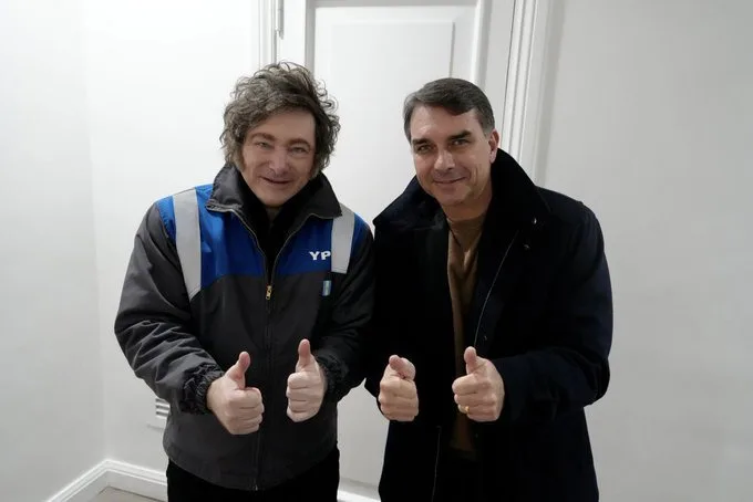 Javier Milei se encontró con Flávio Bolsonaro, senador y candidato a presidente de Brasil. Créditos: Corta