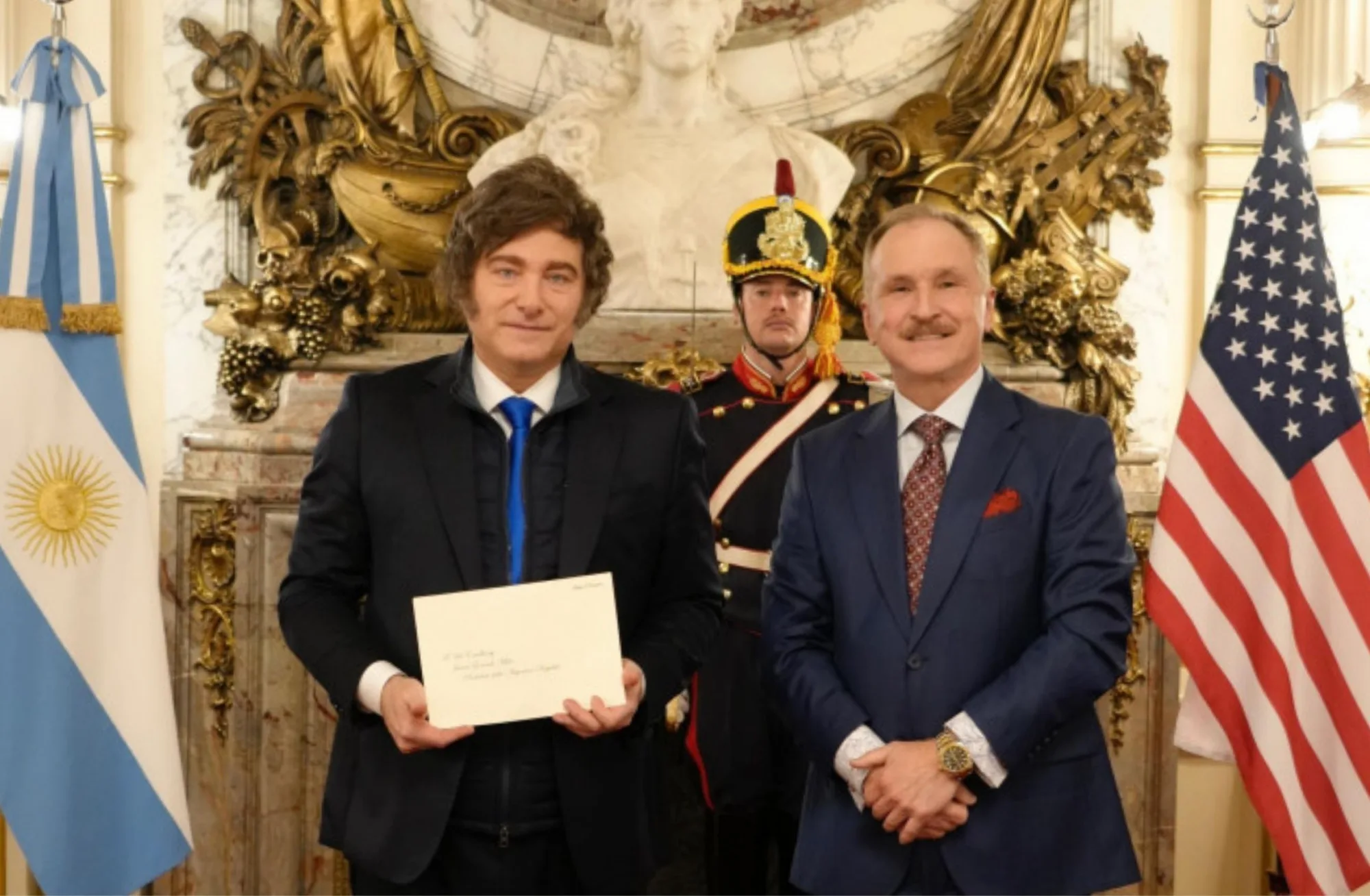 El presidente Javier Milei junto al embajador de EE.UU. Peter Lamelas. Crédito: Casa Rosada