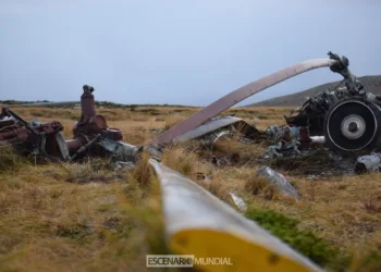 Restos de un helicoptero Chinook en la ladera del Monte Kent, Islas Malvinas. Crédito: Alejo Sanchez Piccat / Escenario Mundial