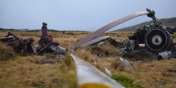 Restos de un helicoptero Chinook en la ladera del Monte Kent, Islas Malvinas. Crédito: Alejo Sanchez Piccat / Escenario Mundial