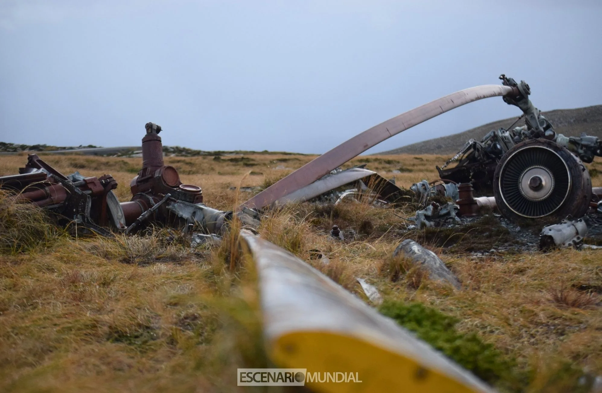 Restos de un helicoptero Chinook en la ladera del Monte Kent, Islas Malvinas. Crédito: Alejo Sanchez Piccat / Escenario Mundial