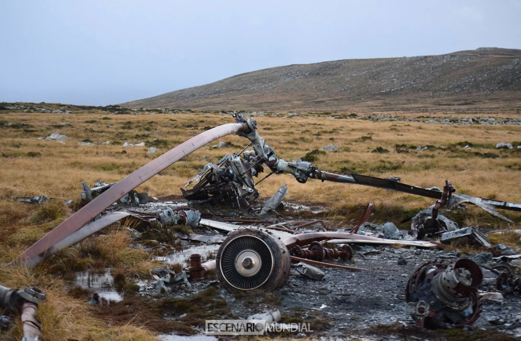 Restos de un helicoptero Chinook en la ladera del Monte Kent, Islas Malvinas. Crédito: Alejo Sanchez Piccat / Escenario Mundial 