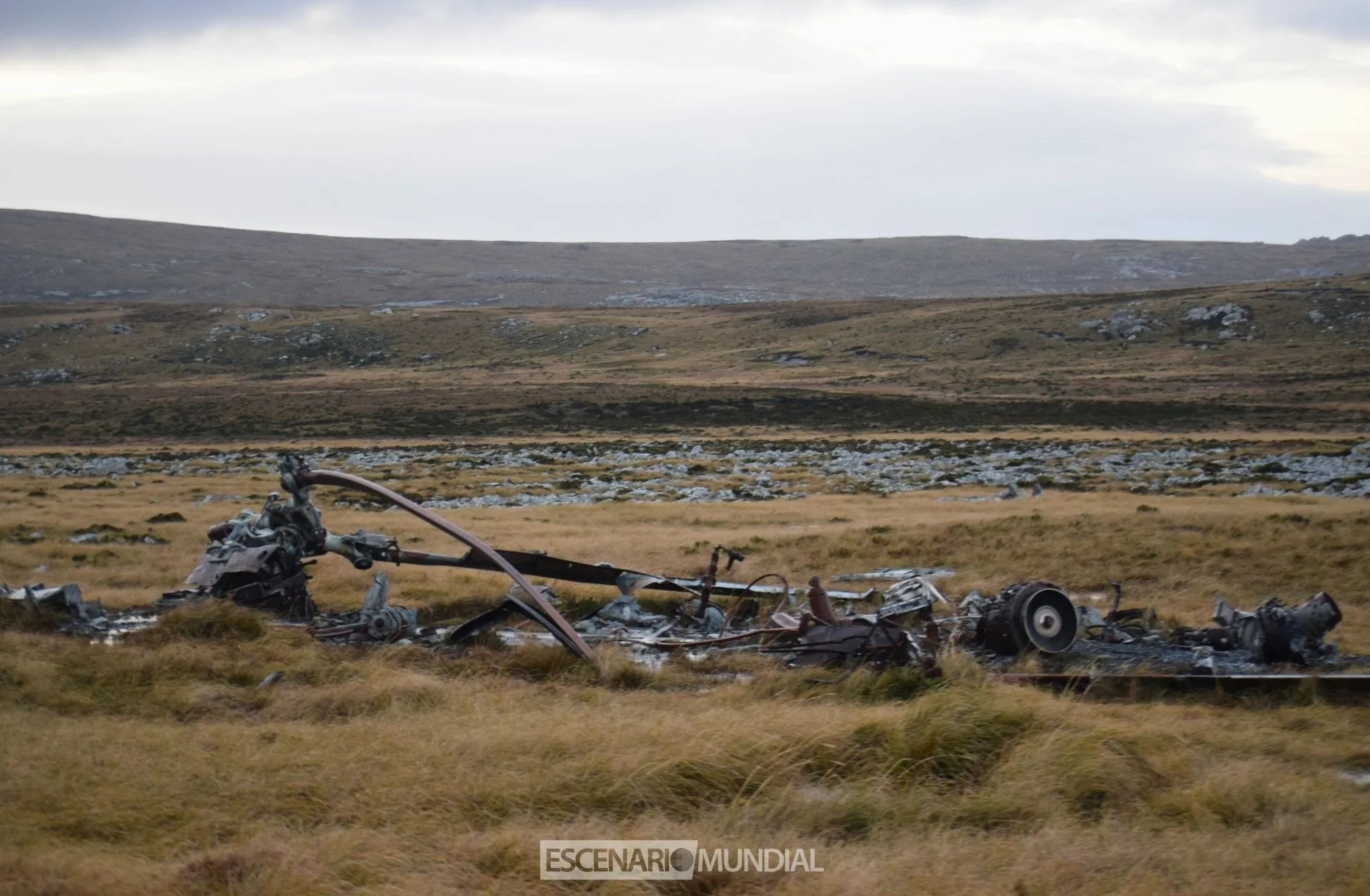 Restos de un helicoptero Chinook en la ladera del Monte Kent, Islas Malvinas. Crédito: Alejo Sanchez Piccat / Escenario Mundial 