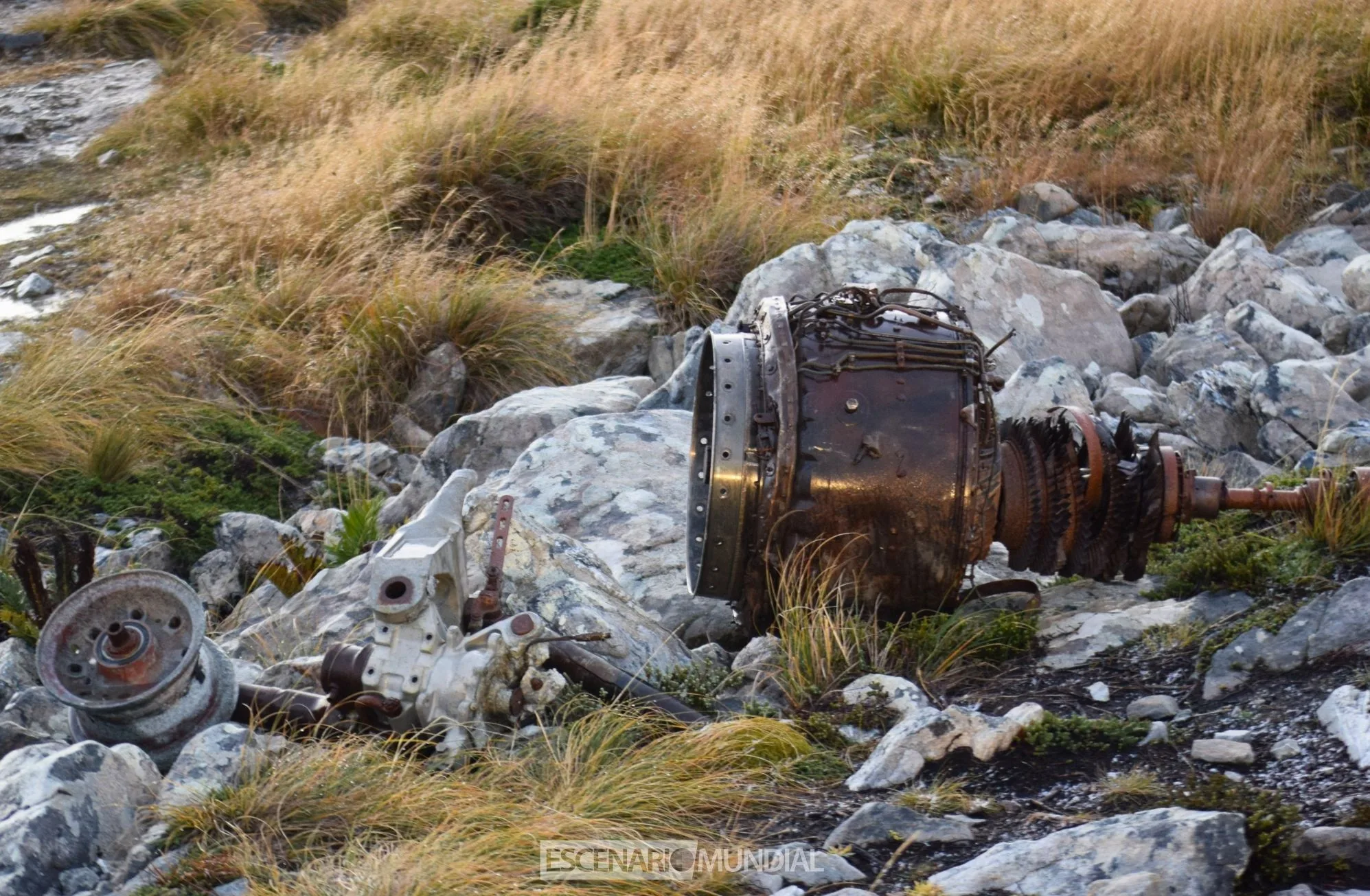 Restos de un helicoptero Chinook en la ladera del Monte Kent, Islas Malvinas. Crédito: Alejo Sanchez Piccat / Escenario Mundial 