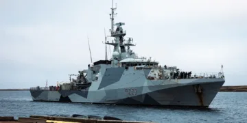 HMS Medway en la operación desde las Islas Malvinas a Tristan da Cunha. Crédito: BFSAI