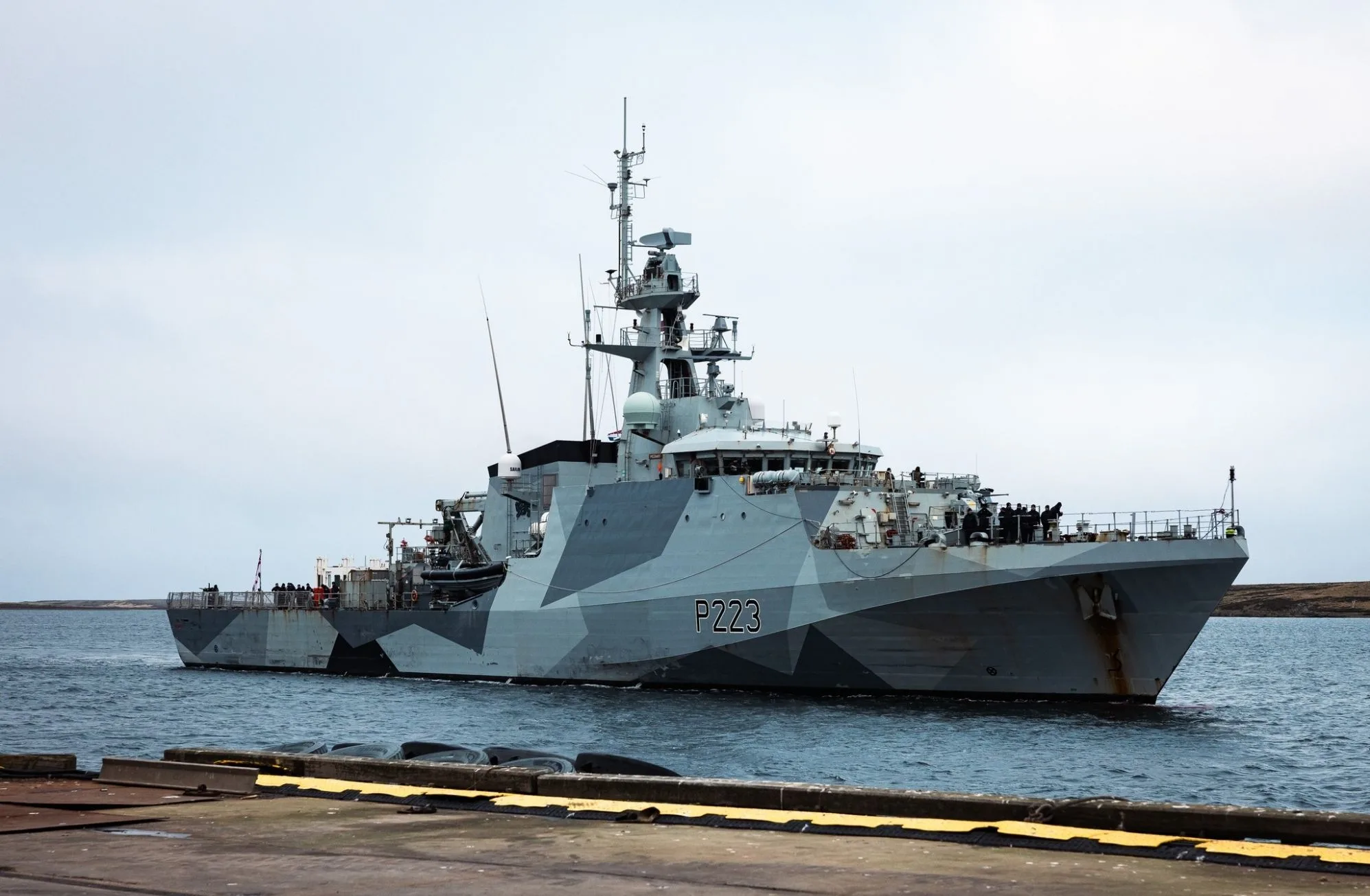 HMS Medway en la operación desde las Islas Malvinas a Tristan da Cunha. Crédito: BFSAI