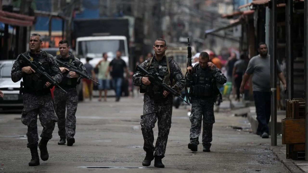 Agentes de policía llevan a cabo una operación contra traficantes de drogas en la favela Mare de Río de Janeiro, Brasil, el 9 de octubre de 2023. AFP - CARL DE SOUZA