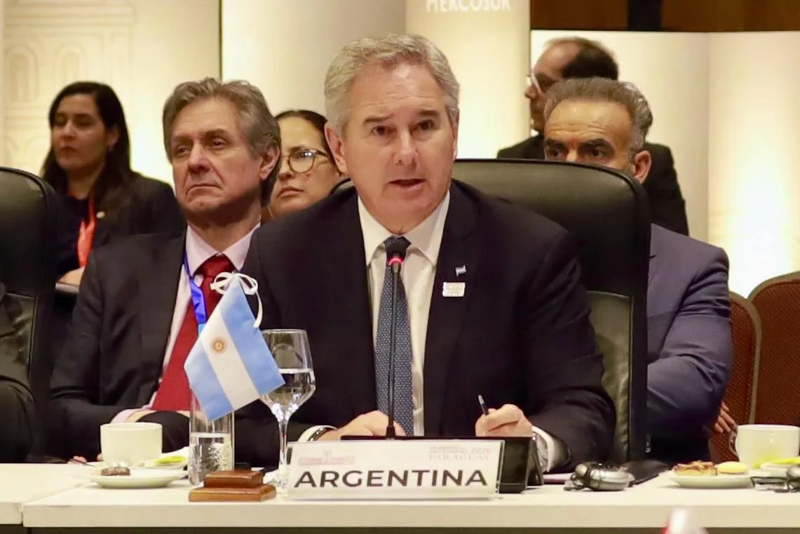 El canciller argentino Pablo Quirno anuncia el inicio de negociaciones para acuerdos de libre comercio del Mercosur con Japón, Vietnam e India, durante la LXVIII reunión del Consejo del Mercado Común en Asunción. Créditos: Pablo Quirno.