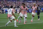 Christian Pulisic #10 y Weston McKennie #8 de Estados Unidos celebran el primer gol de su equipo, un autogol de Damian Bobadilla de Paraguay (no en la imagen), para ponerse 1-0 en el minuto 7 durante el partido del Grupo D de la Copa Mundial de la FIFA 2026 entre EE. UU. y Paraguay en el Estadio de Los Ángeles el viernes. Dean Mouhtaropoulos/Getty Images