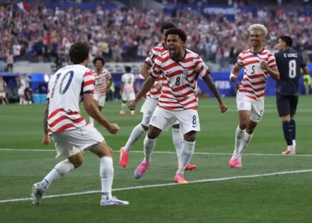 Christian Pulisic #10 y Weston McKennie #8 de Estados Unidos celebran el primer gol de su equipo, un autogol de Damian Bobadilla de Paraguay (no en la imagen), para ponerse 1-0 en el minuto 7 durante el partido del Grupo D de la Copa Mundial de la FIFA 2026 entre EE. UU. y Paraguay en el Estadio de Los Ángeles el viernes. Dean Mouhtaropoulos/Getty Images