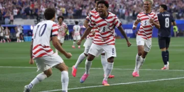 Christian Pulisic #10 y Weston McKennie #8 de Estados Unidos celebran el primer gol de su equipo, un autogol de Damian Bobadilla de Paraguay (no en la imagen), para ponerse 1-0 en el minuto 7 durante el partido del Grupo D de la Copa Mundial de la FIFA 2026 entre EE. UU. y Paraguay en el Estadio de Los Ángeles el viernes. Dean Mouhtaropoulos/Getty Images