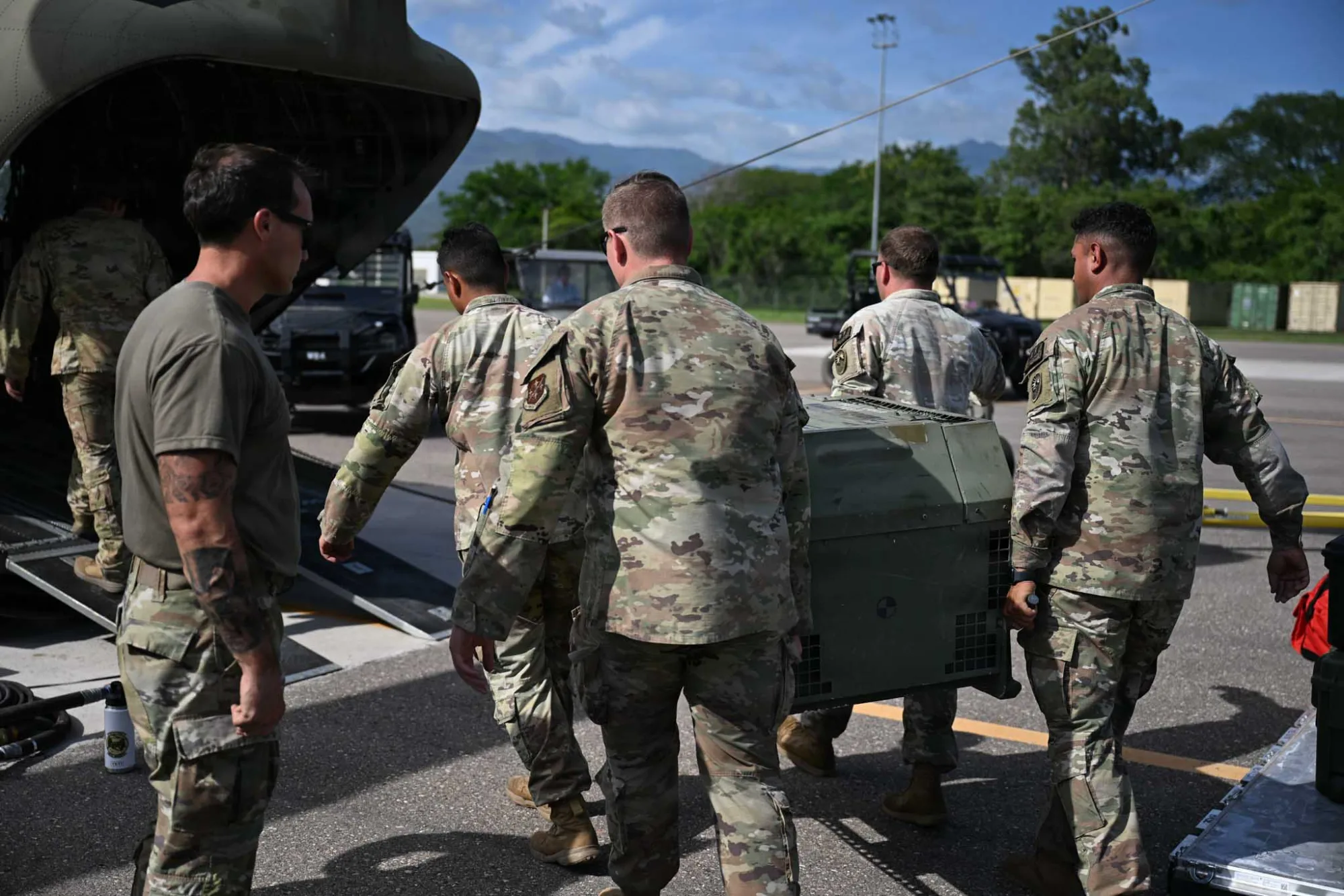 Southcom anuncia el despliegue urgente de fuerzas militares estadounidenses desde la base Soto Cano en Honduras para apoyar operaciones de ayuda humanitaria en Venezuela. Las imágenes muestran soldados cargando equipo en helicópteros CH-47 Chinook como parte de la respuesta coordinada con el Departamento de Estado de EE.UU. para labores de rescate y asistencia. Créditos: SOUTHCOM.
