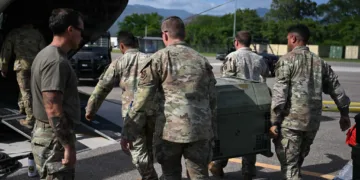 Southcom anuncia el despliegue urgente de fuerzas militares estadounidenses desde la base Soto Cano en Honduras para apoyar operaciones de ayuda humanitaria en Venezuela. Las imágenes muestran soldados cargando equipo en helicópteros CH-47 Chinook como parte de la respuesta coordinada con el Departamento de Estado de EE.UU. para labores de rescate y asistencia. Créditos: SOUTHCOM.