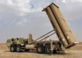 Un lanzador de Defensa de Área a Gran Altitud Terminal (THAAD) emplazado y preparado para lanzar interceptores con el fin de contrarrestar amenazas de misiles balísticos en una ubicación no revelada dentro del área de responsabilidad de CENTCOM.
