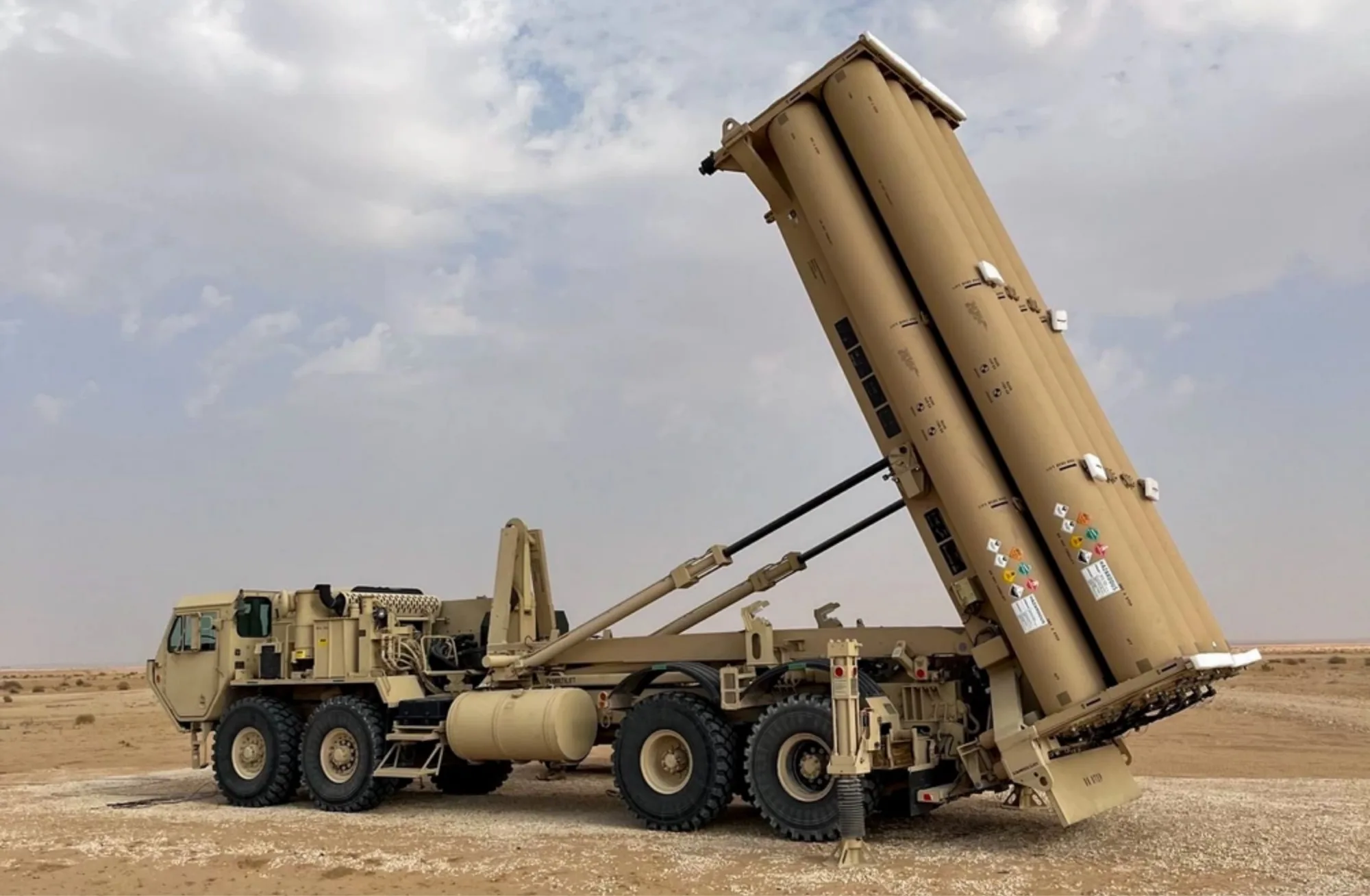 Un lanzador de Defensa de Área a Gran Altitud Terminal (THAAD) emplazado y preparado para lanzar interceptores con el fin de contrarrestar amenazas de misiles balísticos en una ubicación no revelada dentro del área de responsabilidad de CENTCOM.