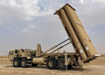 Un lanzador de Defensa de Área a Gran Altitud Terminal (THAAD) emplazado y preparado para lanzar interceptores con el fin de contrarrestar amenazas de misiles balísticos en una ubicación no revelada dentro del área de responsabilidad de CENTCOM.