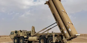 Un lanzador de Defensa de Área a Gran Altitud Terminal (THAAD) emplazado y preparado para lanzar interceptores con el fin de contrarrestar amenazas de misiles balísticos en una ubicación no revelada dentro del área de responsabilidad de CENTCOM.