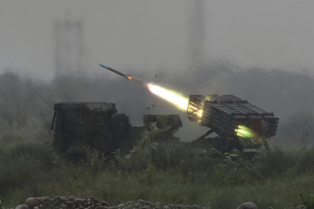Un cohete es lanzado desde un lanzacohetes múltiple durante un entrenamiento militar de tiro real en la ciudad de Taichung, Taiwán, el martes 9 de junio de 2026. (Foto AP/Chiang Ying-ying)