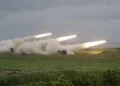 Los cohetes son lanzados desde el Sistema de Cohetes de Artillería de Alta Movilidad (HIMARS) durante un entrenamiento militar de tiro en vivo en la ciudad de Taichung, Taiwán, el miércoles 10 de junio de 2026. (Foto AP/Chiang Ying-ying)