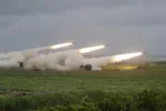 Los cohetes son lanzados desde el Sistema de Cohetes de Artillería de Alta Movilidad (HIMARS) durante un entrenamiento militar de tiro en vivo en la ciudad de Taichung, Taiwán, el miércoles 10 de junio de 2026. (Foto AP/Chiang Ying-ying)