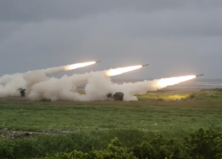 Los cohetes son lanzados desde el Sistema de Cohetes de Artillería de Alta Movilidad (HIMARS) durante un entrenamiento militar de tiro en vivo en la ciudad de Taichung, Taiwán, el miércoles 10 de junio de 2026. (Foto AP/Chiang Ying-ying)
