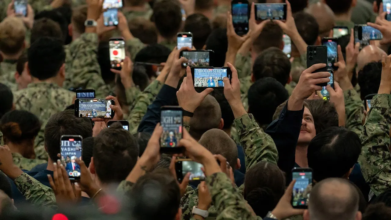 Un grupo bipartidista de legisladores exige respuestas al Pentágono sobre adversarios que explotan datos de ubicación disponibles comercialmente para atacar o vigilar al personal militar estadounidense en el extranjero. (Tomohiro Ohsumi/Getty Images)