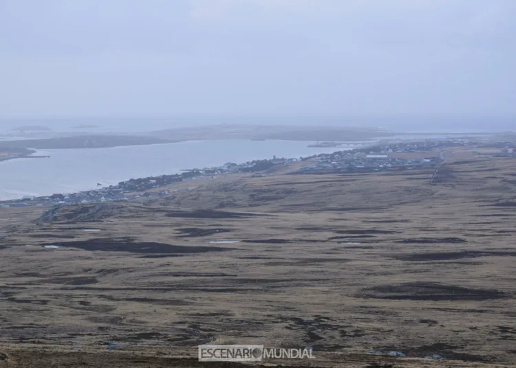 Puerto Argentino desde Monte Tumbledown, Islas Malvinas. Crédito: Alejo Sanchez Piccat / Escenario Mundial