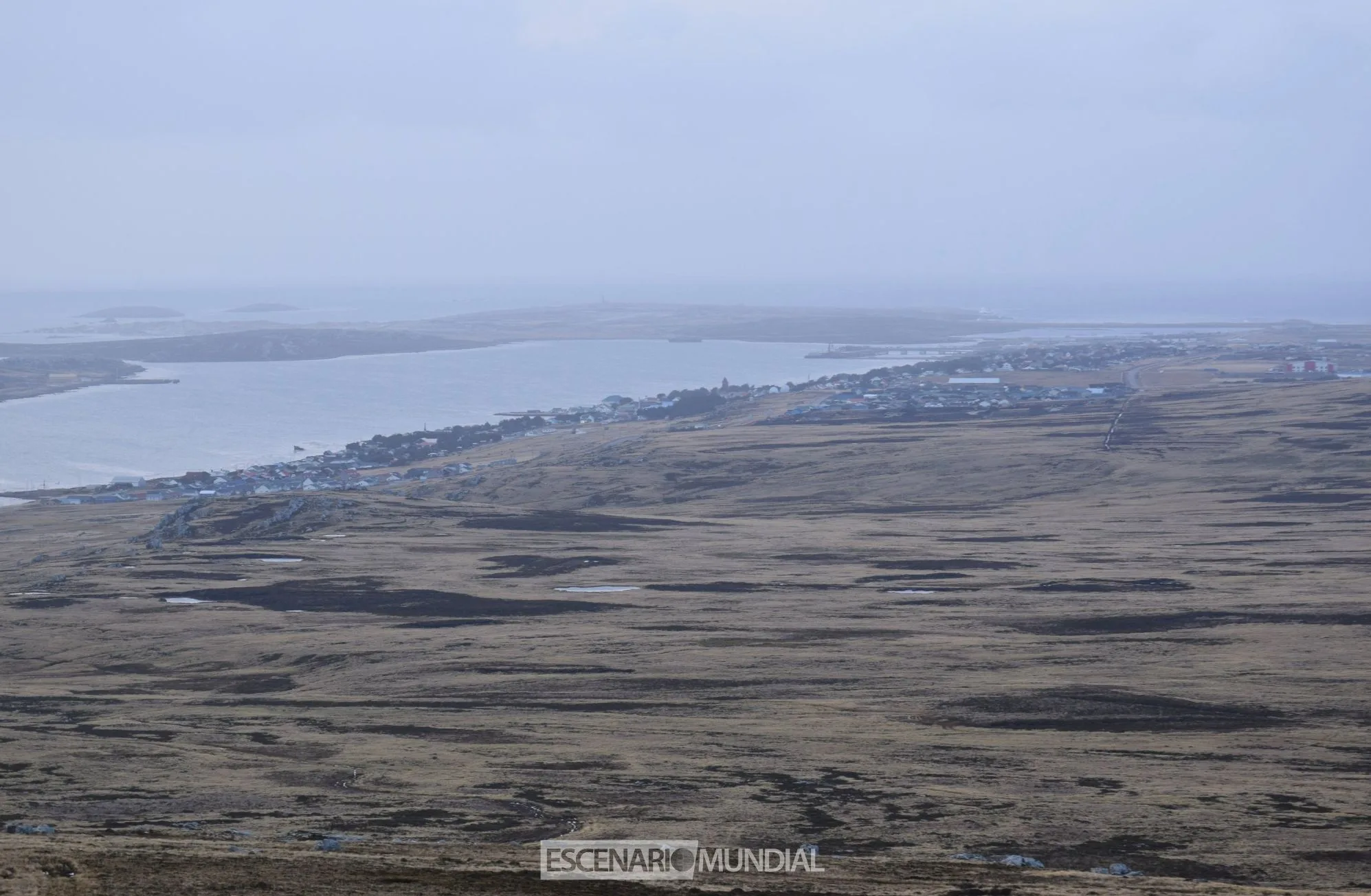 Puerto Argentino desde Monte Tumbledown, Islas Malvinas. Crédito: Alejo Sanchez Piccat / Escenario Mundial