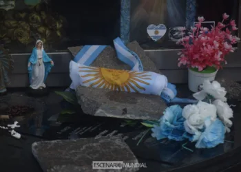 Bandera argentina en el Cementerio de Darwin, Islas Malvinas. Crédito: Alejo Sanchez Piccat / Escenario Mundial