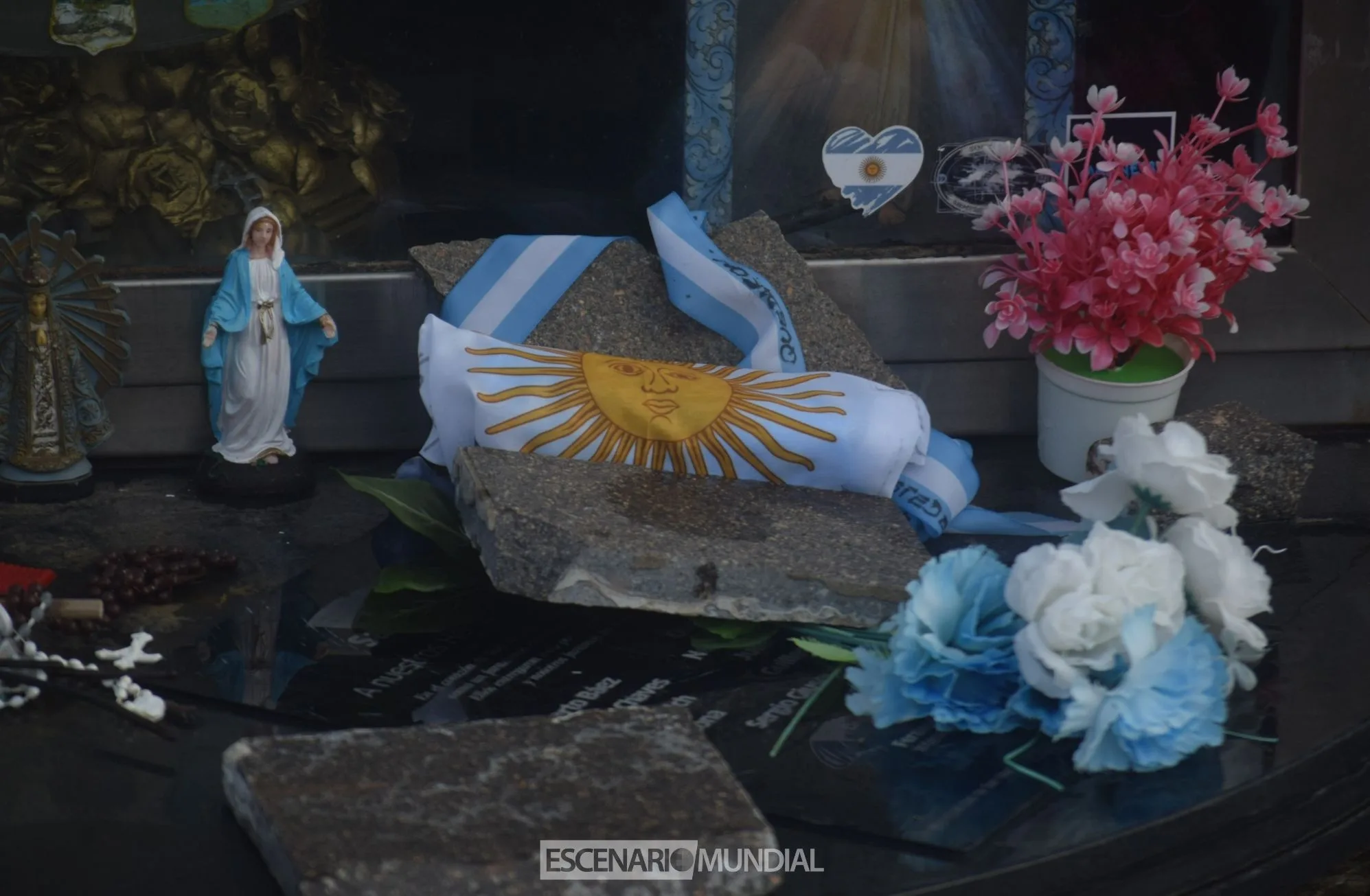 Bandera argentina en el Cementerio de Darwin, Islas Malvinas. Crédito: Alejo Sanchez Piccat / Escenario Mundial