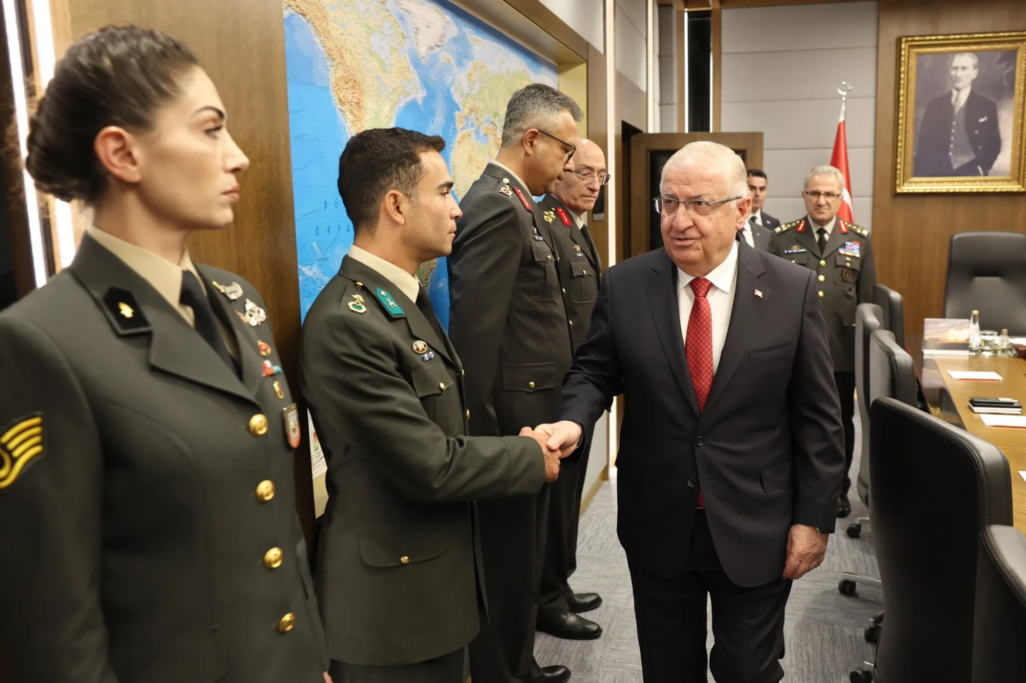 El Ministro de Defensa de Turquía, Yaşar Güler, con motivo del 2235 aniversario de la fundación de las Fuerzas Terrestres Turcas, recibió al Comandante de las Fuerzas Terrestres, General de Ejército Metin Tokel, y al personal que lo acompaña. Créditos: Cuenta oficial de X del Ministerio de Defensa Nacional de la República de Turquía.