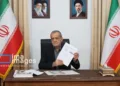 El presidente de Irán Pezeshkian sostiene el acuerdo firmado por Donald Trump. Crédito: IRNA