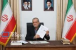 El presidente de Irán Pezeshkian sostiene el acuerdo firmado por Donald Trump. Crédito: IRNA