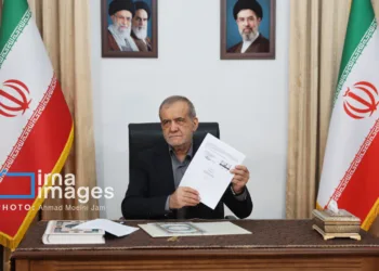 El presidente de Irán Pezeshkian sostiene el acuerdo firmado por Donald Trump. Crédito: IRNA