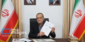 El presidente de Irán Pezeshkian sostiene el acuerdo firmado por Donald Trump. Crédito: IRNA