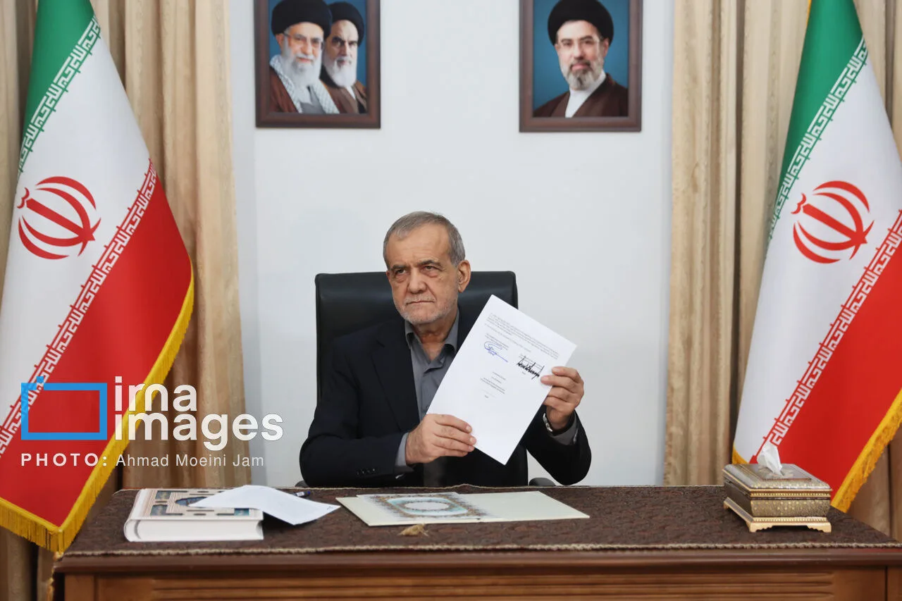 El presidente de Irán Pezeshkian sostiene el acuerdo firmado por Donald Trump. Crédito: IRNA