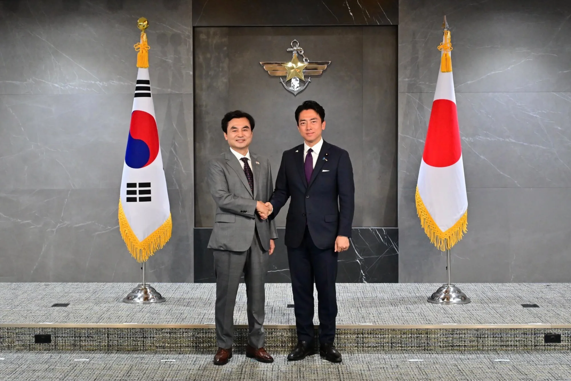 El ministro de Defensa japonés Shinjiro Koizumi con su homólogo surcoreano Ahn Gyu-back en Seúl el 28 de junio de 2026 durante una visita bilateral. Créditos: Ministerio de Defensa y Fuerzas de Autodefensa de Japón.