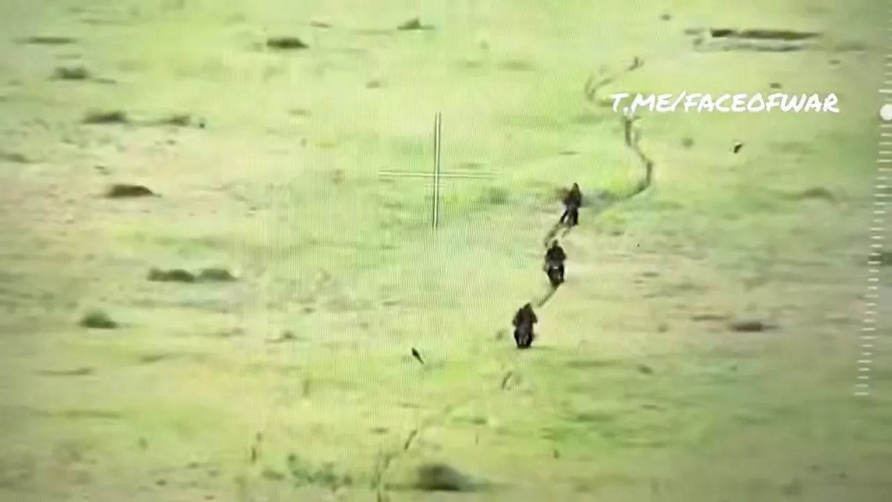 Un video difundido por canales especializados en seguimiento de la guerra muestra a efectivos de la unidad de reconocimiento rusa 417th ORB ejecutando un asalto contra posiciones defensivas ucranianas en la región de Zaporiyia utilizando motocicletas para aproximarse al objetivo. Créditos: Telegram Entre Guerras.