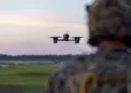 Un infante de marina de los EE. UU. de la Escuela de Sistemas de Aeronaves No Tripuladas Pequeñas, del Batallón de Entrenamiento de Infantería Avanzada, Escuela de Infantería – Este, opera un dron Neros Archer con vista en primera persona durante el evento culminante del Curso de Operador de Drones de Ataque en la Base del Cuerpo de Marines Camp Lejeune, Carolina del Norte (Foto del Cuerpo de Marines de los EE. UU. por el sargento Alexander Lesko)