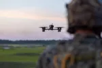 Un infante de marina de los EE. UU. de la Escuela de Sistemas de Aeronaves No Tripuladas Pequeñas, del Batallón de Entrenamiento de Infantería Avanzada, Escuela de Infantería – Este, opera un dron Neros Archer con vista en primera persona durante el evento culminante del Curso de Operador de Drones de Ataque en la Base del Cuerpo de Marines Camp Lejeune, Carolina del Norte (Foto del Cuerpo de Marines de los EE. UU. por el sargento Alexander Lesko)