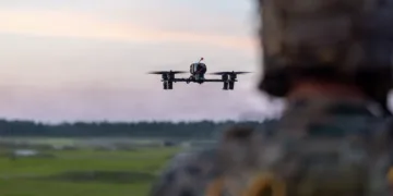 Un infante de marina de los EE. UU. de la Escuela de Sistemas de Aeronaves No Tripuladas Pequeñas, del Batallón de Entrenamiento de Infantería Avanzada, Escuela de Infantería – Este, opera un dron Neros Archer con vista en primera persona durante el evento culminante del Curso de Operador de Drones de Ataque en la Base del Cuerpo de Marines Camp Lejeune, Carolina del Norte (Foto del Cuerpo de Marines de los EE. UU. por el sargento Alexander Lesko)
