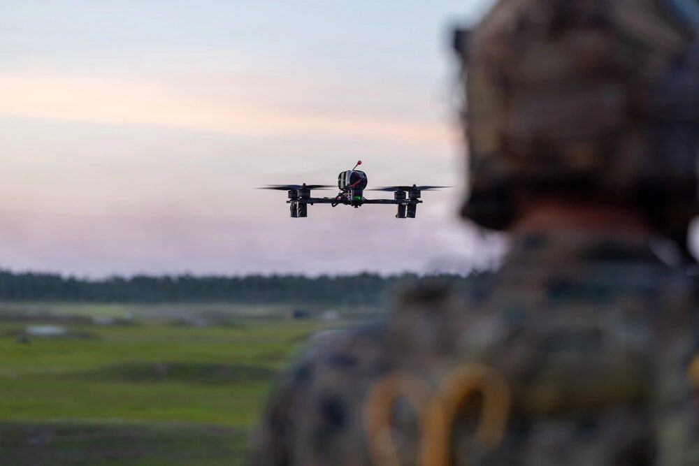 Un infante de marina de los EE. UU. de la Escuela de Sistemas de Aeronaves No Tripuladas Pequeñas, del Batallón de Entrenamiento de Infantería Avanzada, Escuela de Infantería – Este, opera un dron Neros Archer con vista en primera persona durante el evento culminante del Curso de Operador de Drones de Ataque en la Base del Cuerpo de Marines Camp Lejeune, Carolina del Norte (Foto del Cuerpo de Marines de los EE. UU. por el sargento Alexander Lesko)