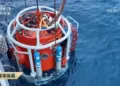 Cuatro buzos usaron el buque de rescate de submarinos tipo 927 Jingpohu (830), con presurización durante un día y medio y descompresión de dos semanas tras la inmersión a 310 metros. Créditos: CCTV-7.