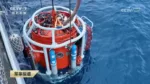Cuatro buzos usaron el buque de rescate de submarinos tipo 927 Jingpohu (830), con presurización durante un día y medio y descompresión de dos semanas tras la inmersión a 310 metros. Créditos: CCTV-7.